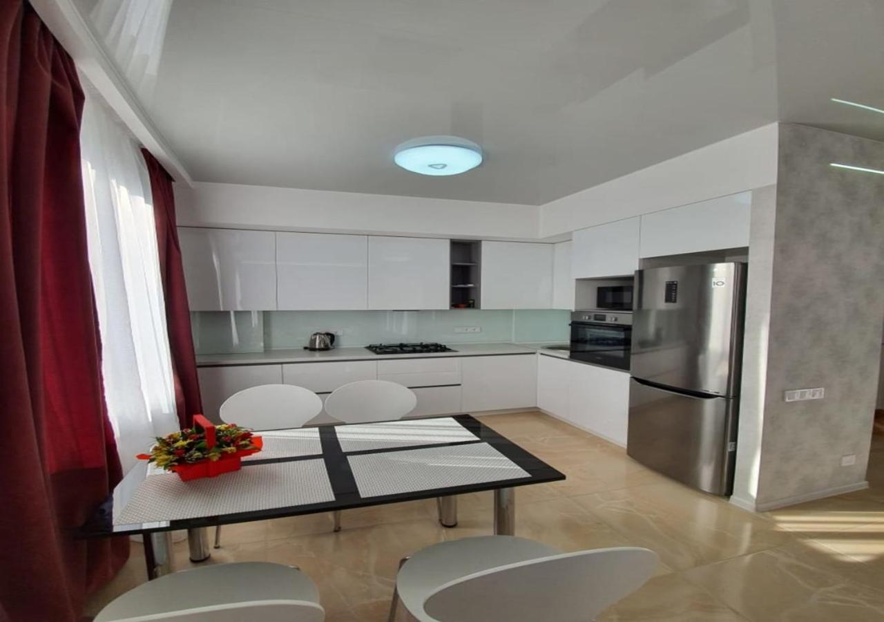 Lux New Apartment 2019 ハルキウ エクステリア 写真